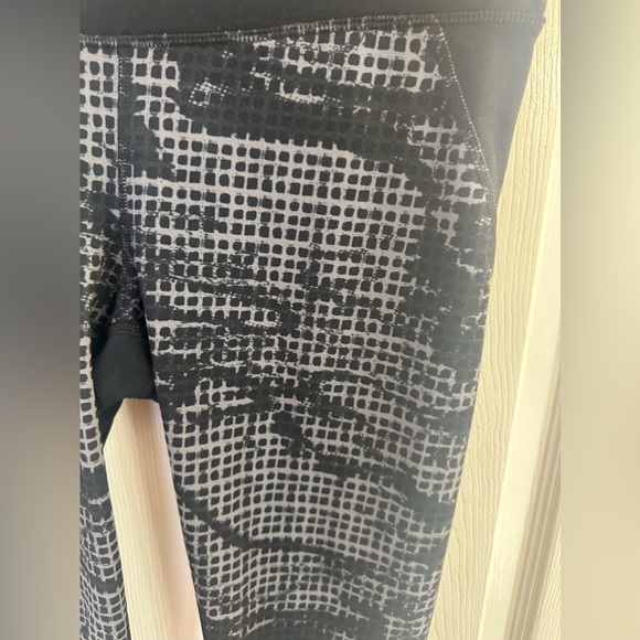 Under Armour Women's HeatGear® Black & Gray Fitted Leggings Size Medium - Picture 3 of 5